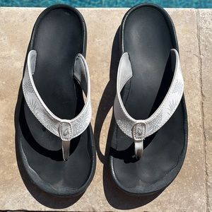 Olukai Ohana Pineapple Flip Flops Womens 9 pineapples white silver black design